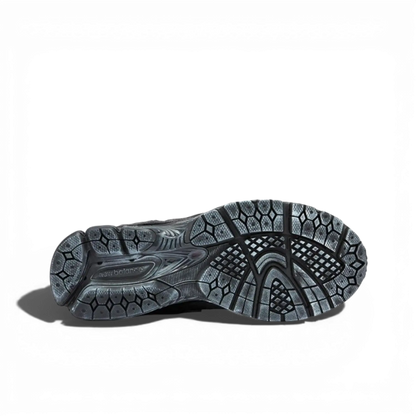 NB 2002R Protection Noir - RunningUpscale.com